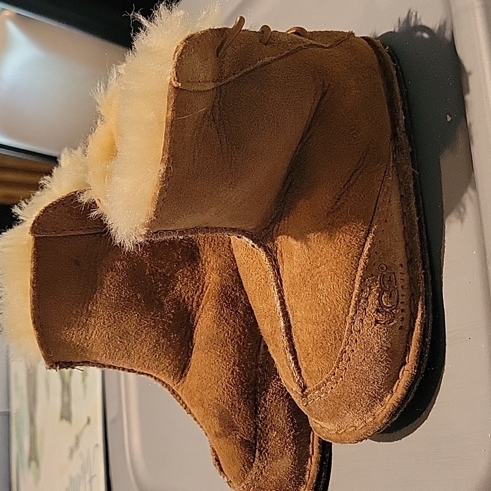 BABY UGGS - LIKE NEW - SIZE M
